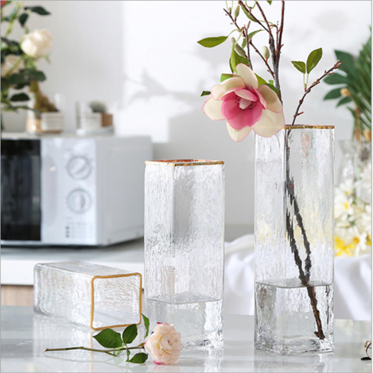 Vase en verre texturé avec bordure dorée